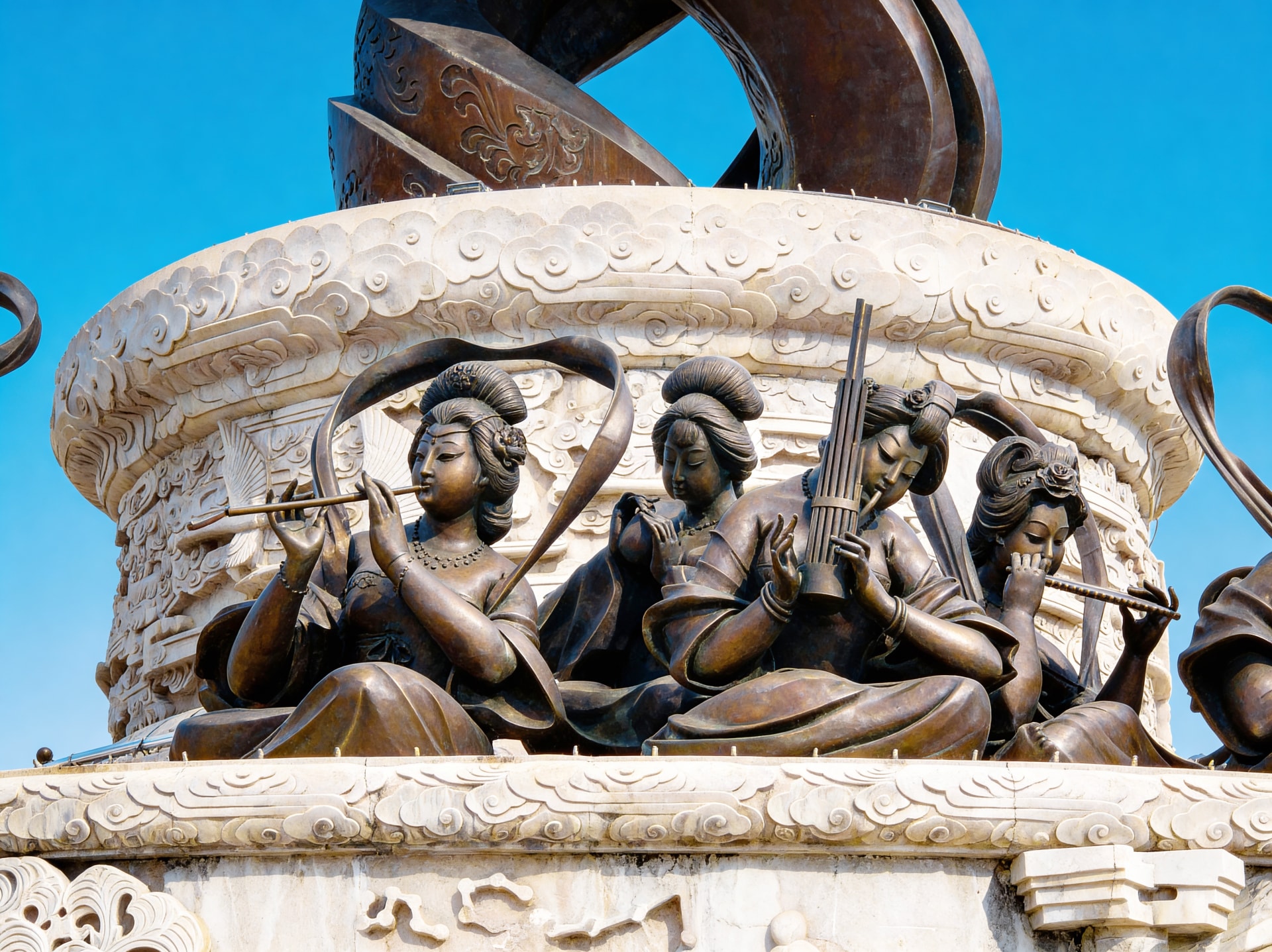 jimeng-2026-01-10-9724-，32K超清，提高饱和度，蓝天-tuya