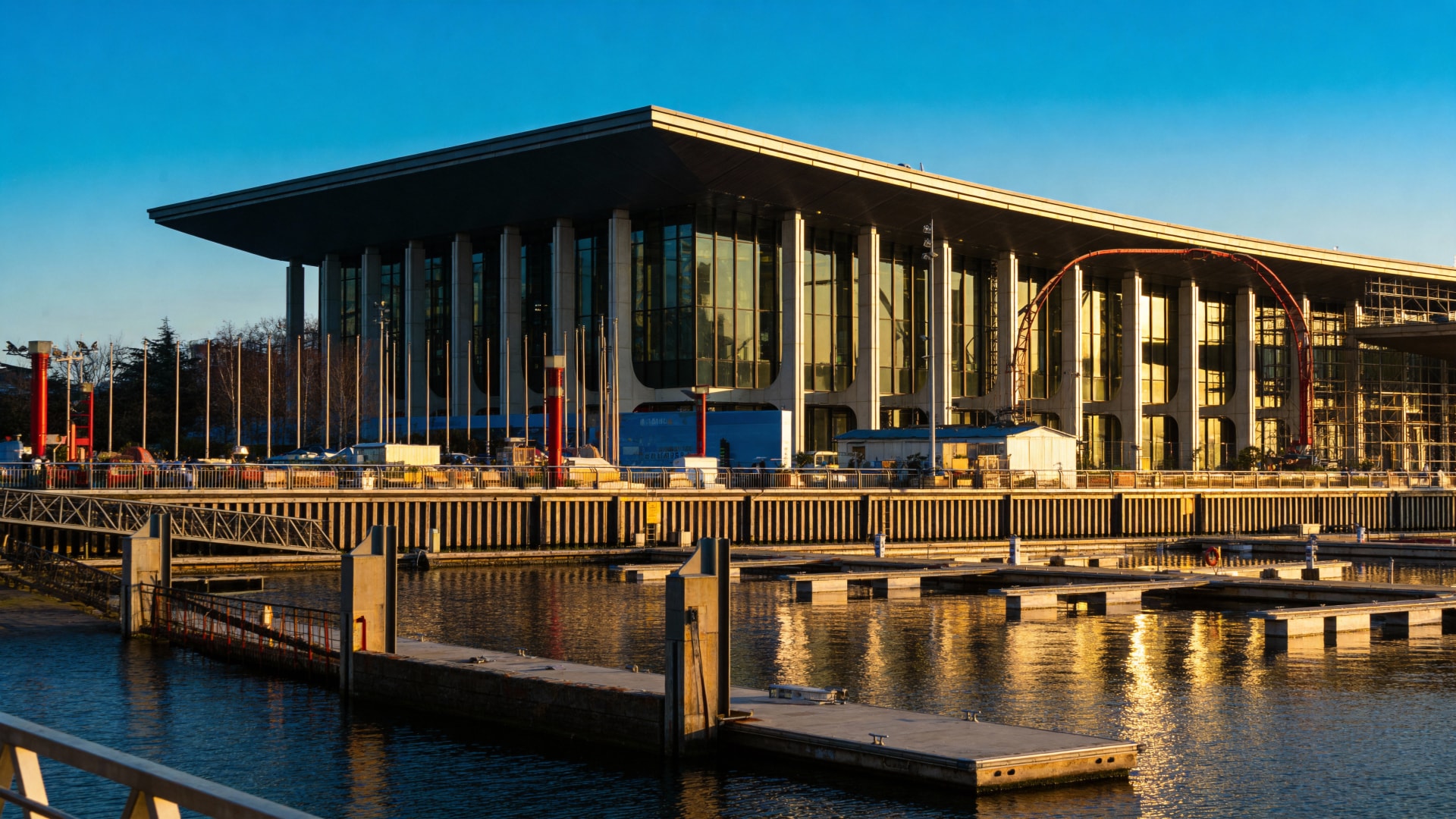 jimeng-2026-01-14-8874-造型与色调保持不变，蓝天-tuya